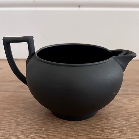 Antique 1929 Wedgwood Black Basalt Creamer Made In England‎